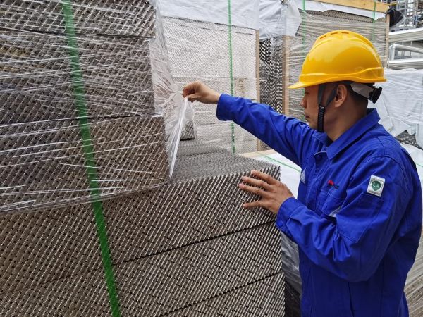 1710488188176811.jpeg 技術(shù)人員正在檢查填料.jpg