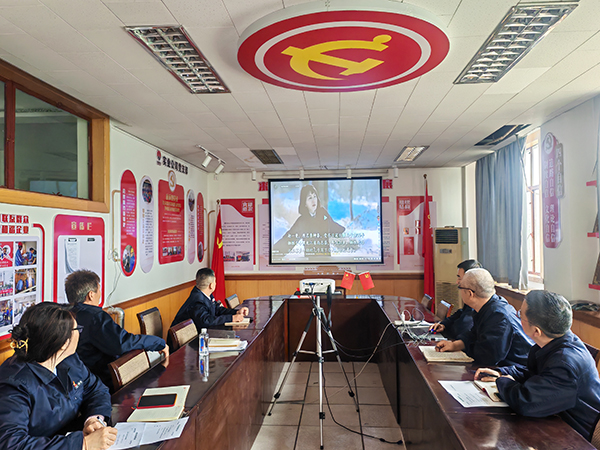 1712097283184883.jpeg 黨員們認(rèn)真觀看革命先輩們?cè)⊙獖^戰(zhàn)的事跡視頻.jpg