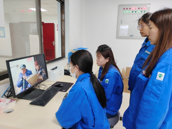 1712103360399315.jpeg 集中觀看緬懷先烈紀錄片1.jpg