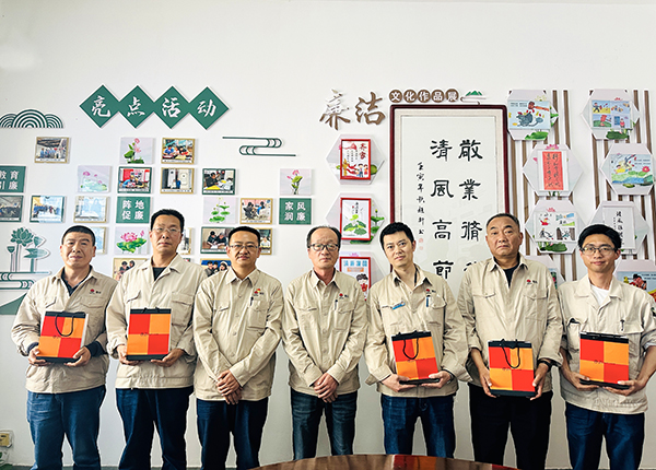 4月18日下午，物料車間黨支部組織運行崗位職工開展“書廉韻 倡廉潔”仿宋字書廉比賽。--晉級選手發(fā)放獎品.JPG