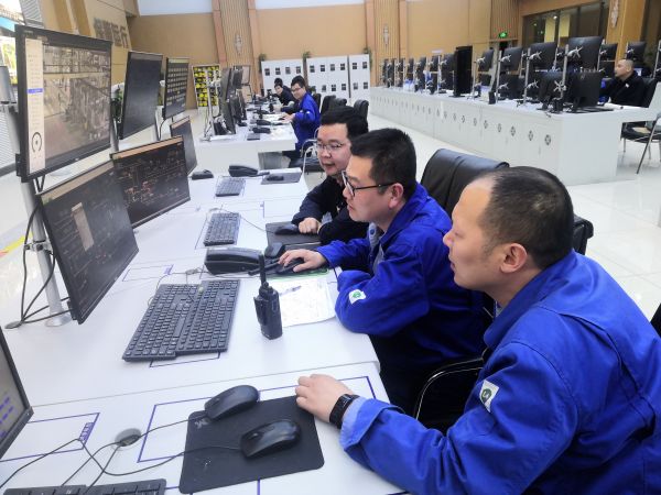 圖1 4月22日，計(jì)控電儀部副部長(zhǎng)賀捷坤、工藝副主任韓曉亮及相關(guān)專業(yè)技術(shù)人員與現(xiàn)場(chǎng)配合乏熱回收開(kāi)車工作。肖歡 攝.jpg