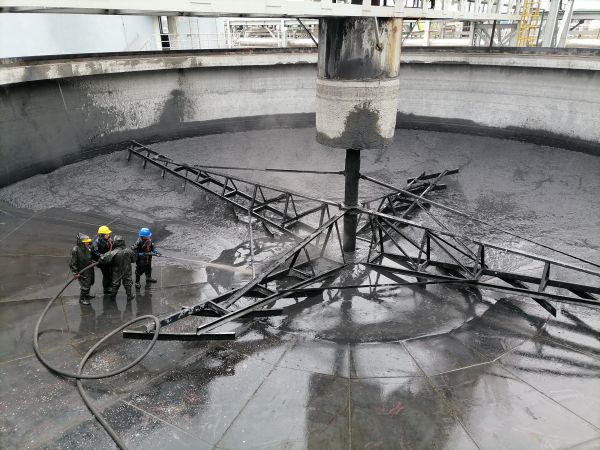 圖1 4月29日，雷仲民帶領(lǐng)清理隊(duì)伍清理澄清槽。.jpg