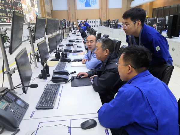 圖2 4月29日，剛從檢修現(xiàn)場回來的雷仲民給青工講解704檢修項(xiàng)目。.jpg