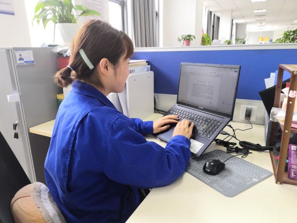 圖1 5月2日，宣傳組組長高丹正在編寫中修稿件。肖歡 攝.jpg