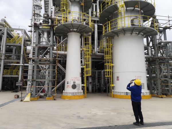 圖2 5月2日，沈思研拍攝T1604甲醇水分離塔拆人孔。肖歡 攝.jpg