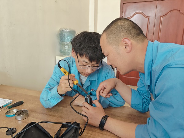 1716510333100532.jpeg 姚文杰在儀表辦公室指導(dǎo)崔晨改造火檢探頭.jpg