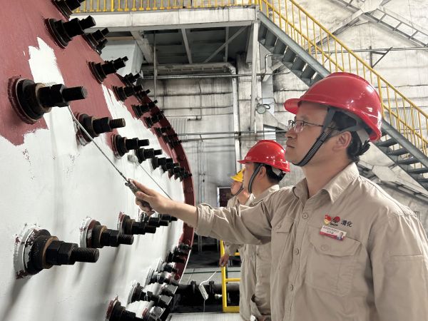 圖2 5月30日下午，制氣車間黨支部攜手聯(lián)合黨支部開展聯(lián)學聯(lián)建融生產  裝置舊貌換新顏主題黨日活動，制氣車間702磨煤機刷漆亮化活動現(xiàn)場紀實。.jpg