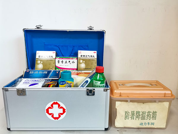 1717574259929599.jpeg 崗位上發(fā)放防暑降溫藥品.jpg