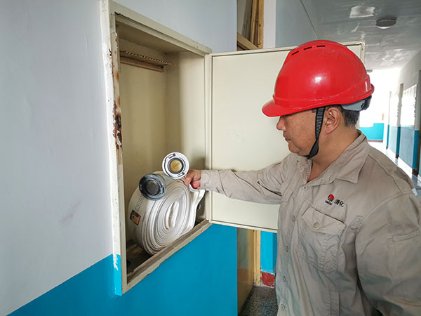 1717574277793666.jpeg 6月5日上午8時(shí)30分,車間安全員焦路秦在辦公樓及現(xiàn)場(chǎng)逐個(gè)檢查消防設(shè)施處于良好備用狀態(tài).jpg