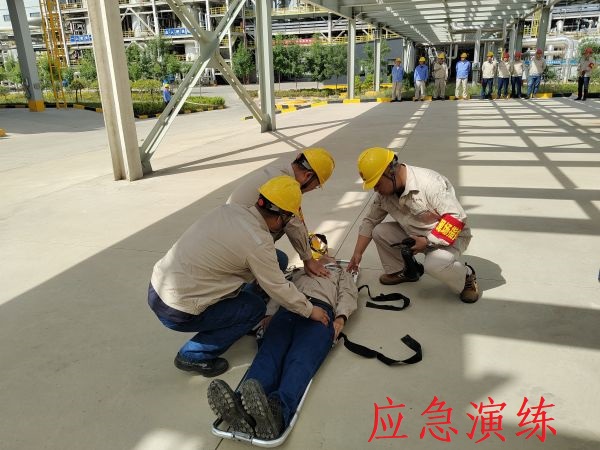 6月12日上午，制氣車間開展丙烯泄漏應(yīng)急演練，上圖為演練中搶救人員對暈倒職工進行心肺復(fù)蘇急救紀(jì)實照片.jpg