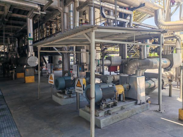 圖2 6月20日，搭建機(jī)泵遮陽棚實況。肖歡 攝.jpg