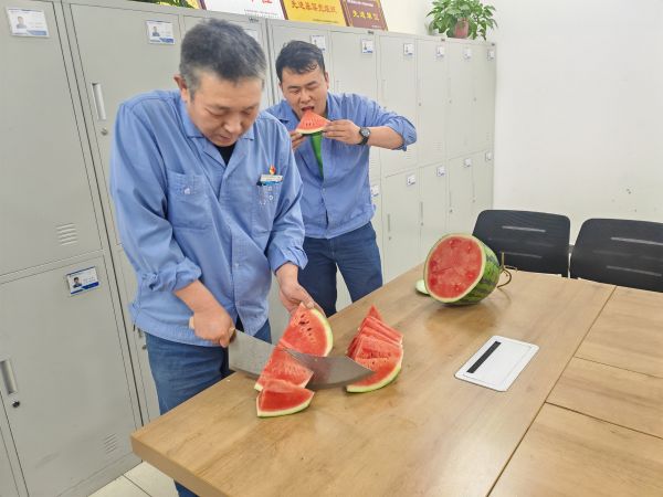 圖3 6月25日，班長雷仲民正在切西瓜。 肖歡 攝.jpg