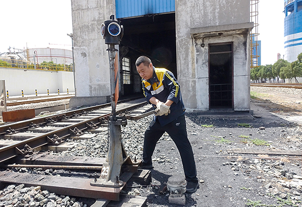 1719394091395131.jpeg 2024年夏天鐵路科員工戰(zhàn)高溫穩(wěn)運(yùn)輸運(yùn)輸1.jpg