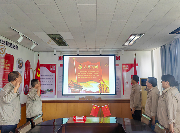 1719988764718701.jpeg 7月2日,實(shí)業(yè)支部黨員過政治生日重溫入黨誓詞.jpg