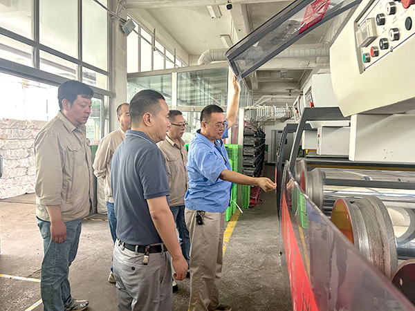 7月18日，總經(jīng)理李留道陪同陜西省安全督導(dǎo)幫扶小組到公司生產(chǎn)現(xiàn)場(chǎng)進(jìn)行了系統(tǒng)檢查.jpg