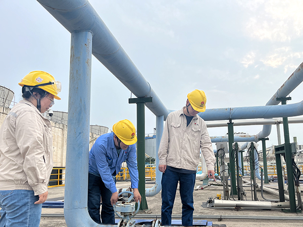 1721379824313934.jpeg 當(dāng)班人員在現(xiàn)場(chǎng)調(diào)整污水處理SBR池的曝氣風(fēng)量.jpg