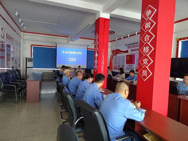 近日，計(jì)控電儀部舉行了“安全風(fēng)險(xiǎn)辨識評價(jià)”總結(jié)會(huì)，由部門領(lǐng)導(dǎo)、安全員、各班、段、站長、技術(shù)員組成的安全風(fēng)險(xiǎn)評價(jià)小組對部門管轄區(qū)域的安全風(fēng)險(xiǎn)進(jìn)行了進(jìn)一步的辨識評估和總結(jié)1.jpg