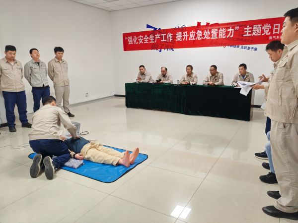 圖2 7月26日，張力演示心肺復(fù)蘇全過(guò)程。.jpg