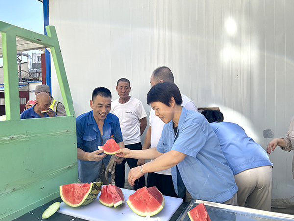 8月1日，工會(huì)劉婕給戶(hù)外工作員工送西瓜.jpg