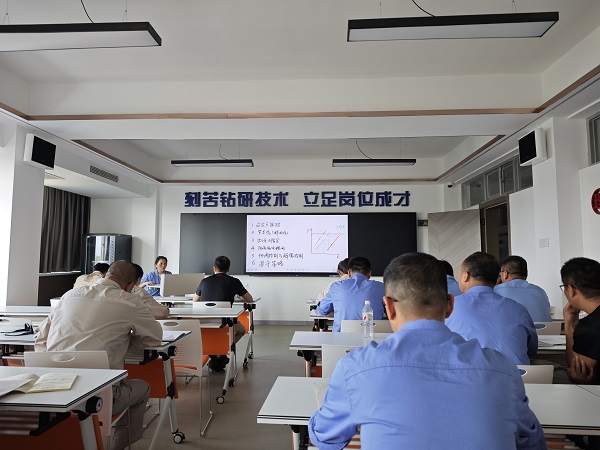 近日，計(jì)控電儀部主任工程師馬曉華為部門人員進(jìn)行了“離心式壓縮機(jī)的防喘振控制” 培訓(xùn)1.jpg