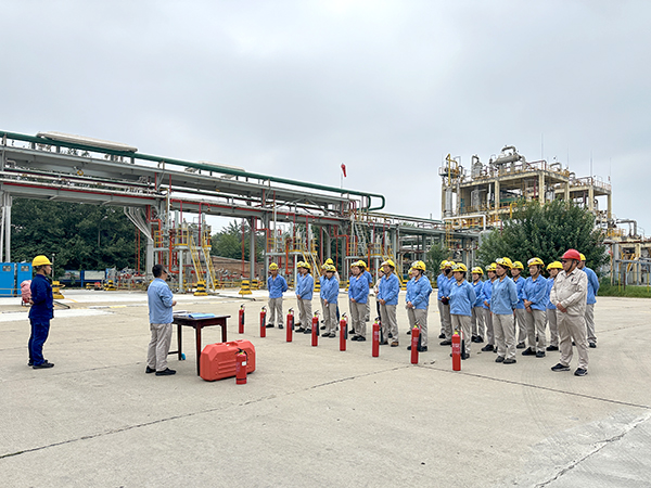 1723166835864915.jpeg ②8月8日 消防隊(duì)長(zhǎng)王曉宏為630罐區(qū)崗位人員進(jìn)行消防基礎(chǔ)知識(shí)講授.jpg