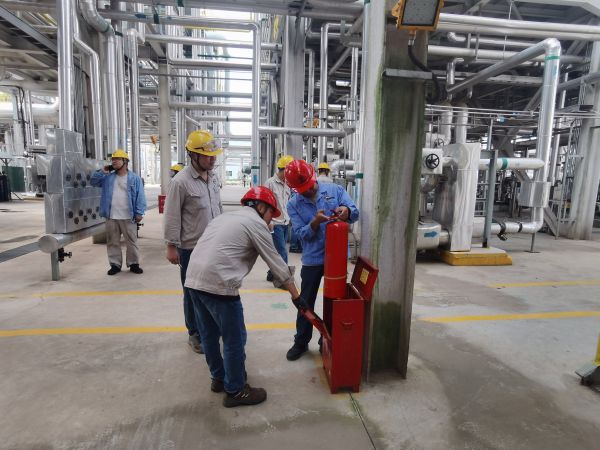 1724370990307263.jpeg 圖3:車間聯(lián)合安全部對現(xiàn)場消防器材等設(shè)施進(jìn)行檢查.jpg