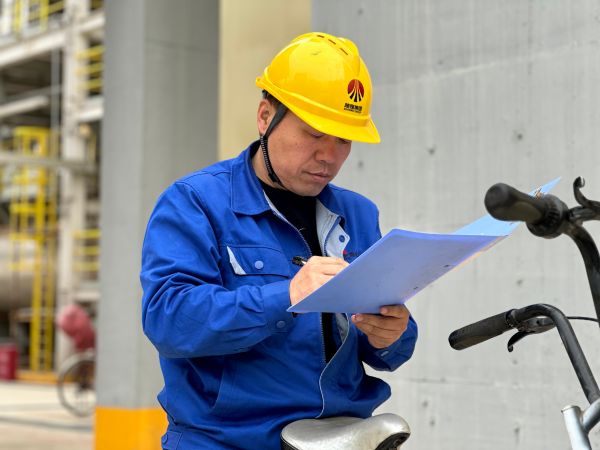 圖2 8月26日，安全員陳科武簽署作業(yè)票據。.jpg