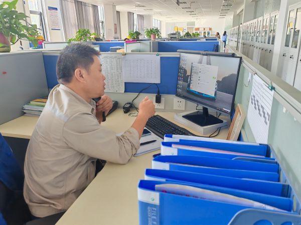 圖1 8月27日，安全員陳科武給現場監(jiān)護人員打電話強調安全有關事項。.jpg