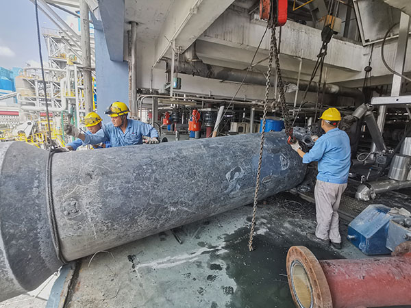 起重工：奮斗一線，繪就精彩   600.jpg