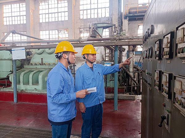 1727396394125226.jpeg 機(jī)組現(xiàn)場(chǎng),老師傅正在向年輕員工傳授操作技藝.jpg