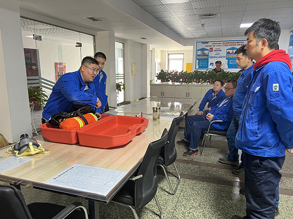 1727396407319103.jpeg 安全員正在進(jìn)行空氣呼吸器佩戴培訓(xùn).jpg