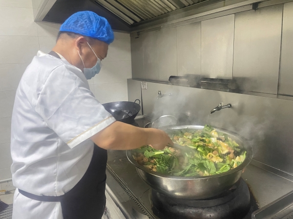 1727654887209144.jpeg 國(guó)慶后廚人員備菜4.jpg