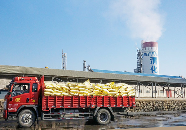 1727943409900576.jpeg 2024年國(guó)慶節(jié)運(yùn)銷市場(chǎng)部裝好尿素的車輛出廠.jpg