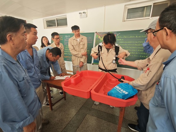近日，計控電儀部特邀公司應(yīng)急救援隊隊長寧生修為部門全體員工進(jìn)行心肺復(fù)蘇和空氣呼吸器使用方法的應(yīng)急技能培訓(xùn)1.jpg