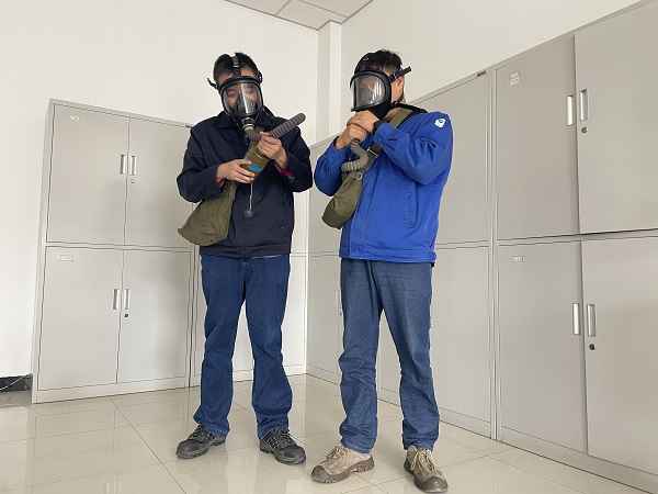 1730341476563634.jpeg 運行工段員工正在練習(xí)如何將面具與濾毒罐正確組裝。.jpg