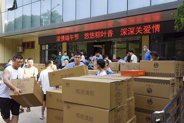 1731034542605931.jpeg 圖片3:“四季送”之端午節(jié)慰問.JPG