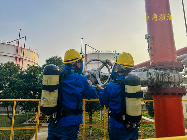 11月8日下午，應(yīng)急演練，圖為演練過程中關(guān)閉裝車總管控制閥.jpg