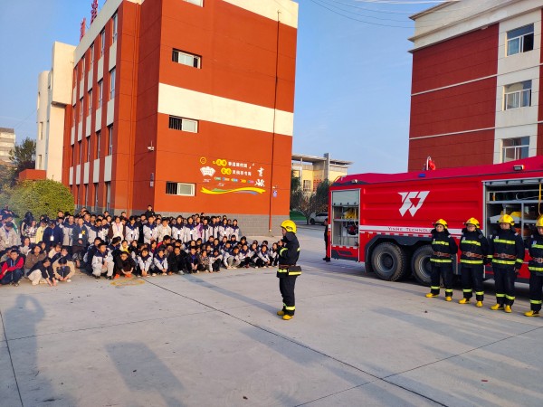 11月6日，彬州公司消防隊進學(xué)校宣傳消防知識2.jpg