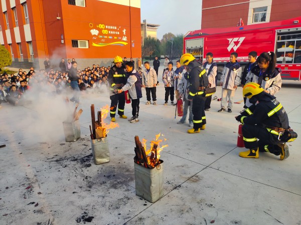 11月6日，彬州公司消防隊進學(xué)校宣傳消防知識.jpg