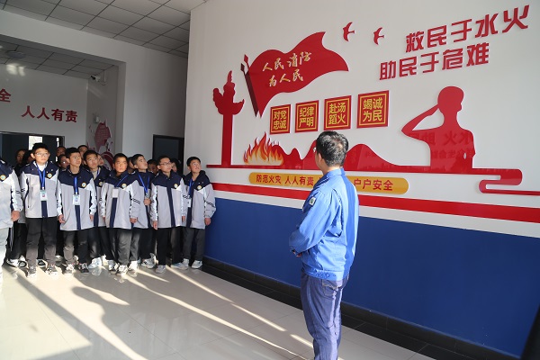 1731405211397381.jpeg 向研學(xué)學(xué)生普及消防知識(shí).jpg