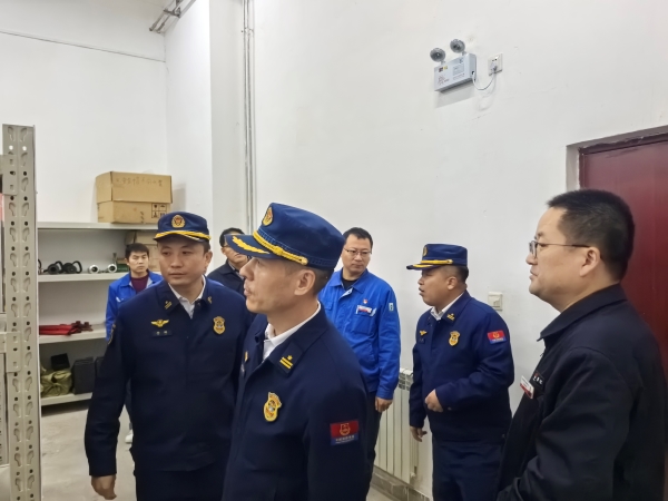 11月13日，咸陽市消防救援支隊(duì)檢查消防器材庫.jpg