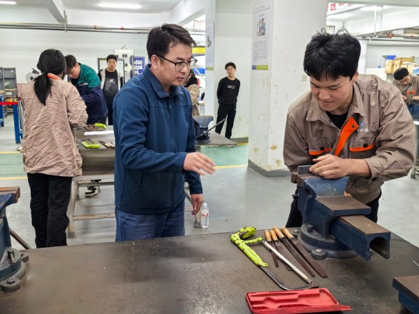 1731659371394074.jpeg 陜媒工匠從“0”開(kāi)始細(xì)心指導(dǎo).jpg