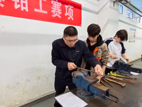 1731659388966374.jpeg 工程師王明科為學(xué)生親自示范使用銼刀標(biāo)準(zhǔn)動(dòng)作.jpg