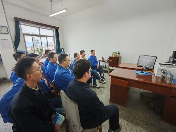 近日，計控電儀部利用班前、班后會組織職工觀看事故案例警示視頻.jpg