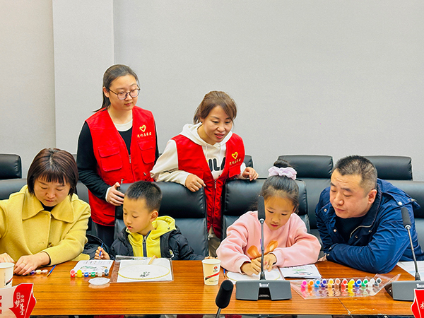 11月30日晚，物料車間黨支部開展“清風(fēng)常伴 以廉守家”為主題的廉潔文化進(jìn)家庭活動--志愿者指導(dǎo).jpg