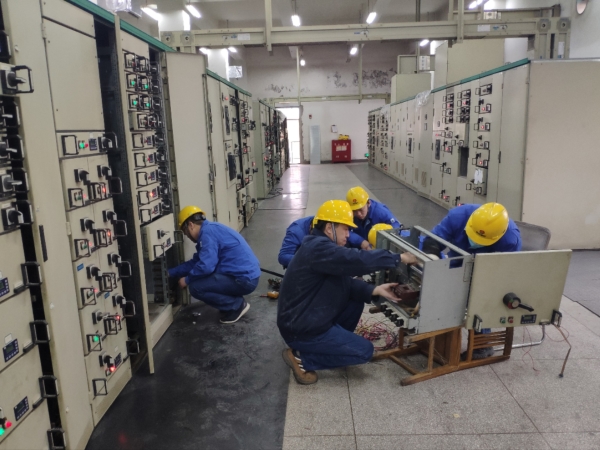 12月，檢修二班自主維修配電室開關(guān)柜.jpg