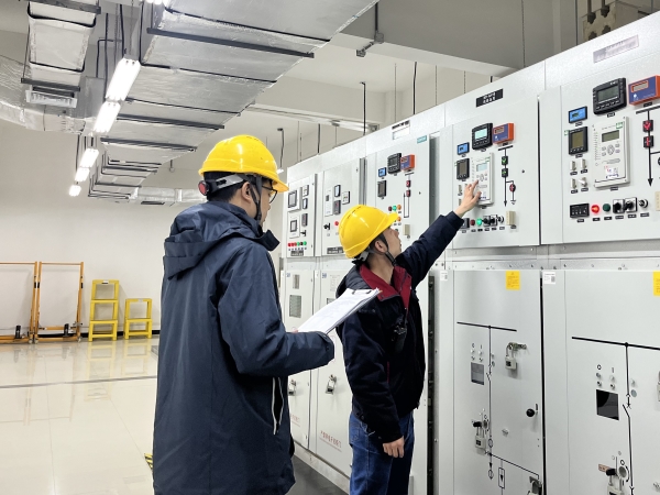 12月，計(jì)控電儀部運(yùn)行人員正在巡檢.jpg