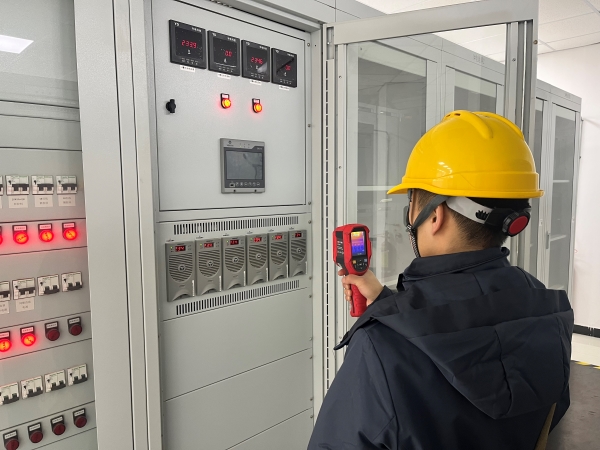 12月，計(jì)控電儀部運(yùn)行人員正在用測溫儀排查隱患.jpg
