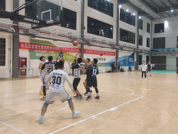 2025年1月2日，彬州市籃球協(xié)會與彬州公司籃球代表隊(duì)在文體中心開展籃球友誼賽-1.jpg