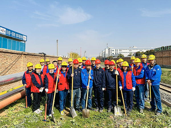 3月20日下午，物料車間黨支部開展“清除雜草保安全 志愿服務(wù)顯擔(dān)當(dāng)”主題活動，黨員及青年志愿者集體合影    600.jpg